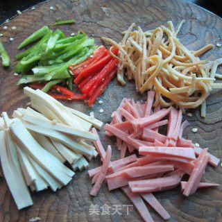 火腿鱿鱼豆腐丝的做法步骤：1