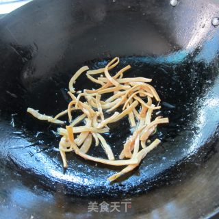 火腿鱿鱼豆腐丝的做法步骤：2