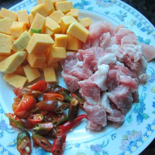 南瓜肉丁的做法步骤：2