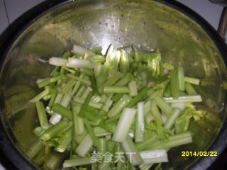 茄汁芹菜木耳小炒肉的做法步骤：1