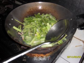 茄汁芹菜木耳小炒肉的做法步骤：5