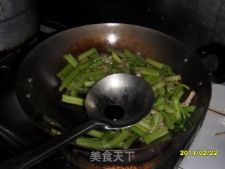 茄汁芹菜木耳小炒肉的做法步骤：6