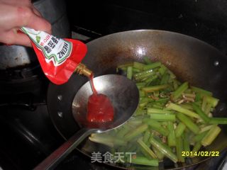 茄汁芹菜木耳小炒肉的做法步骤：7