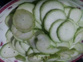 蒜香丝瓜脆皮汤的做法步骤：1