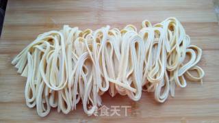 简单快手菜——凉拌豆腐皮的做法步骤：1