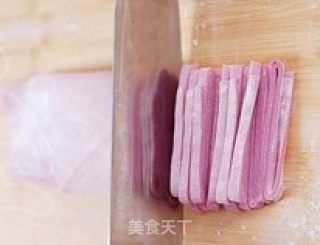 粉色手擀面的做法步骤：7