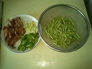 干煸肉条豆角的做法步骤：1