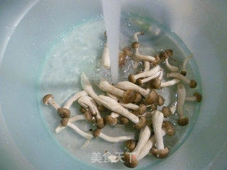 菜心蟹味菇炒面的做法步骤：4