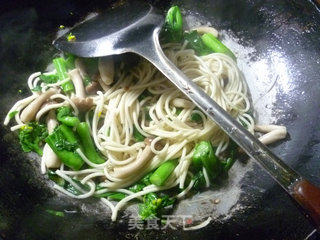 菜心蟹味菇炒面的做法步骤：8