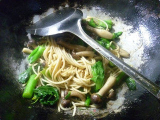 菜心蟹味菇炒面的做法步骤：11