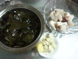 海带红烧肉的做法步骤：1