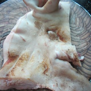 熏咖喱猪脸皮的做法步骤：2