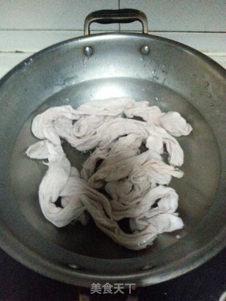 尖椒溜肥肠的做法步骤：1