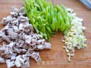 尖椒溜肥肠的做法步骤：2