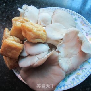 蘑菇煮油豆腐的做法步骤：1