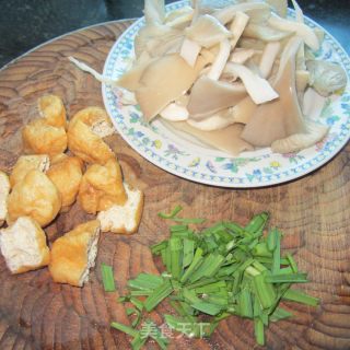 蘑菇煮油豆腐的做法步骤：2