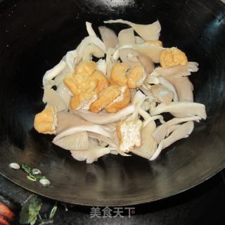 蘑菇煮油豆腐的做法步骤：3