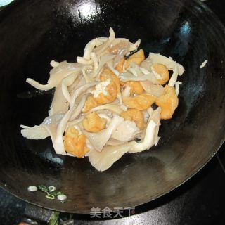 蘑菇煮油豆腐的做法步骤：5