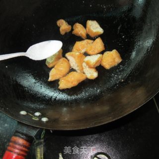 油豆腐炒火腿的做法步骤：3