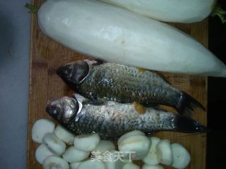 鲫鱼汤的做法步骤：1