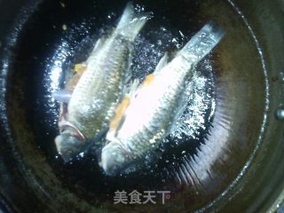 鲫鱼汤的做法步骤：2
