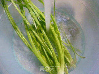 芹菜炒蛏子的做法步骤：2