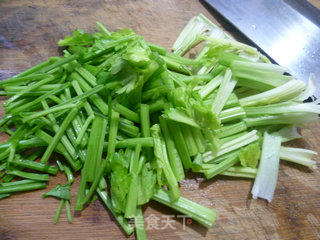 芹菜炒蛏子的做法步骤：3