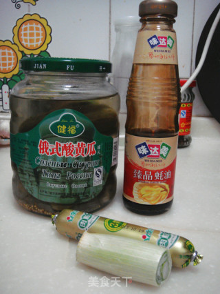 酸黄瓜火腿肠的做法步骤：1