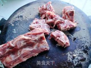 玉米紫山药脊骨汤的做法步骤：1