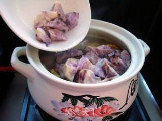 玉米紫山药脊骨汤的做法步骤：6