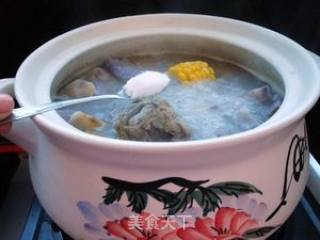 玉米紫山药脊骨汤的做法步骤：7