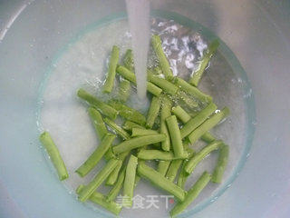 豆腐干培根炒梅豆的做法步骤：2