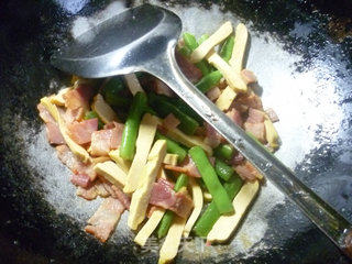 豆腐干培根炒梅豆的做法步骤：12