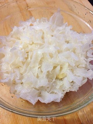 美容养颜糖水--桃胶银耳蔓越莓汤的做法步骤：1