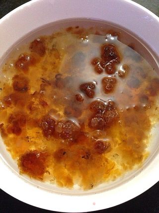 美容养颜糖水--桃胶银耳蔓越莓汤的做法步骤：2