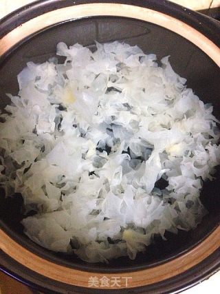 美容养颜糖水--桃胶银耳蔓越莓汤的做法步骤：4