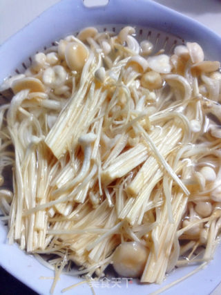 鸡丝金针菇的做法步骤：1