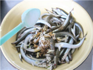 酥炸多春鱼的做法步骤：4