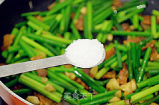 韭菜花香煸五花肉的做法步骤：7