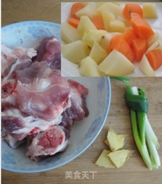 胡萝卜土豆骨头汤的做法步骤：1
