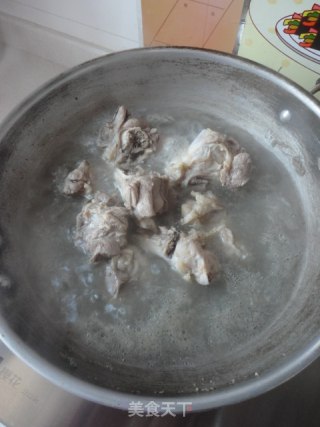 胡萝卜土豆骨头汤的做法步骤：2