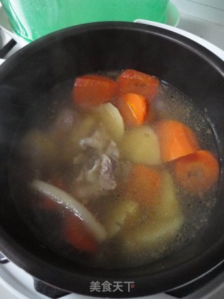 胡萝卜土豆骨头汤的做法步骤：6