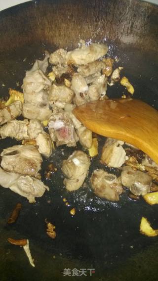 土豆烧排骨的做法步骤：1