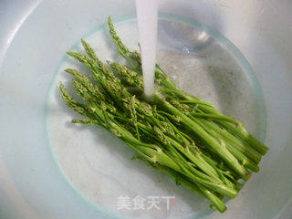 腐竹炒芦笋尖的做法步骤：2