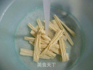 腐竹炒芦笋尖的做法步骤：4