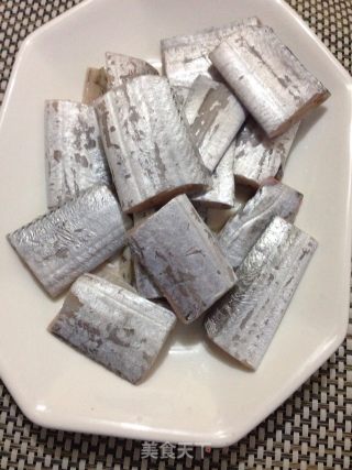 红烧带鱼的做法步骤：1