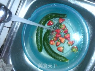青瓜拌草莓的做法步骤：1