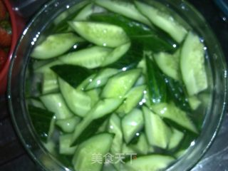 青瓜拌草莓的做法步骤：2