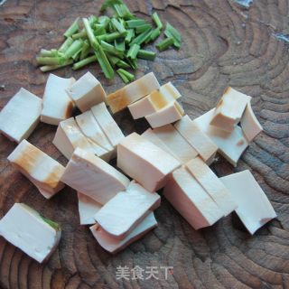 豆腐丁炒蛋的做法步骤：2