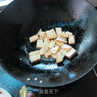 豆腐丁炒蛋的做法步骤：3